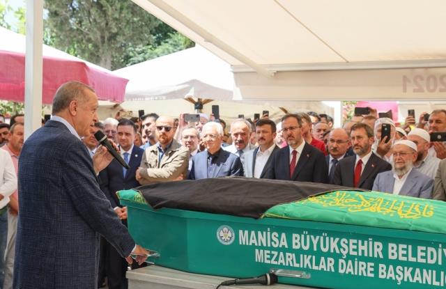 Cumhurbaşkanı Erdoğan, aile dostunu toprağa verdi! Namaz öncesi Kur'an-ı Kerim okudu