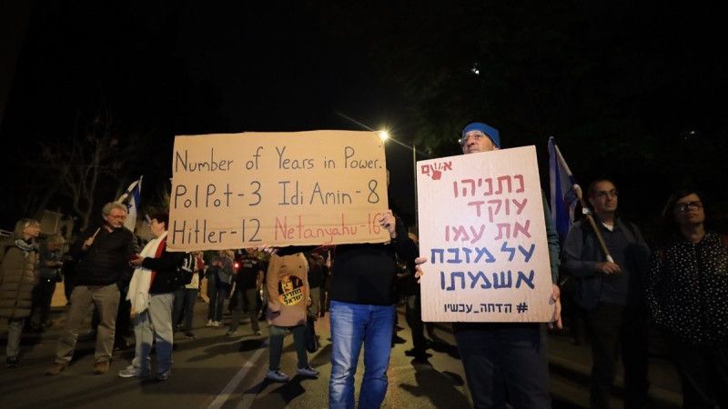 Netanyahu'ya konutu önünde protesto: İstifa et
