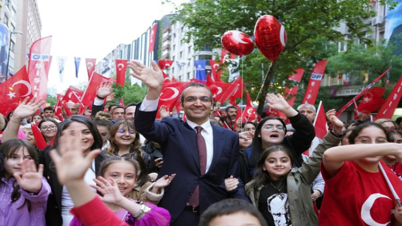 23 NİSAN COŞKUSU SANATÇI HADİSE KONSERİYLE TAÇLANDI  