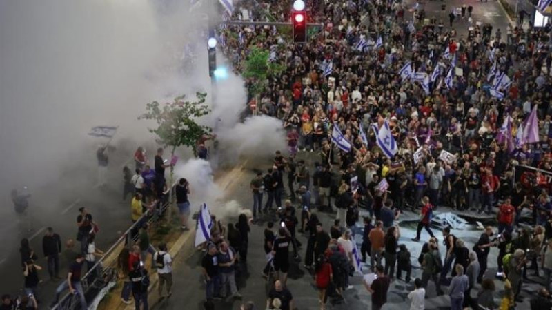 İsrail katliamı devam ederken Tel Aviv sokakları karıştı, halk polisle çatıştı