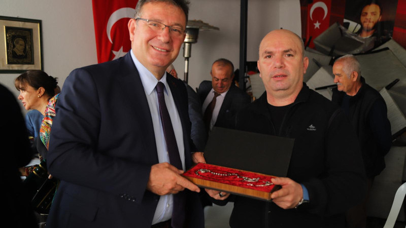 Sarıyer Belediye Başkanı Mustafa Oktay Aksu, bayramı komşularıyla buluşarak kutladı