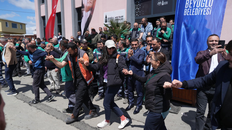 BEYOĞLU’NUN EMEKÇİLERİ 1 MAYIS’I HALAY ÇEKEREK KUTLADI