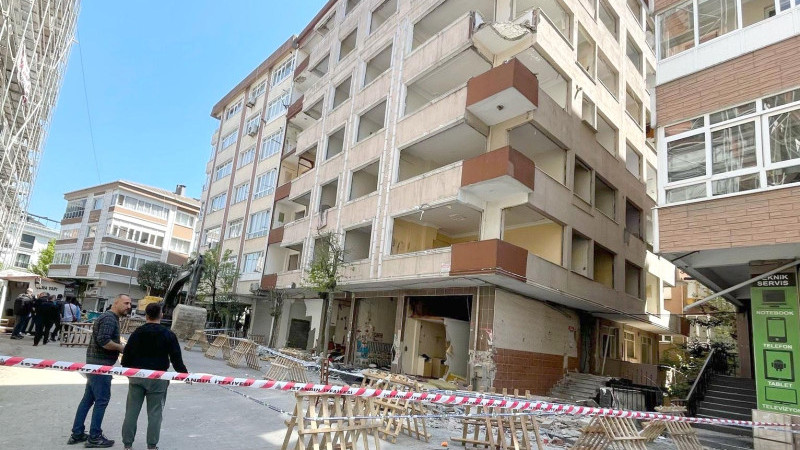 Balkon çökmesi korkuttu, 1 kişi hafif yaralandı
