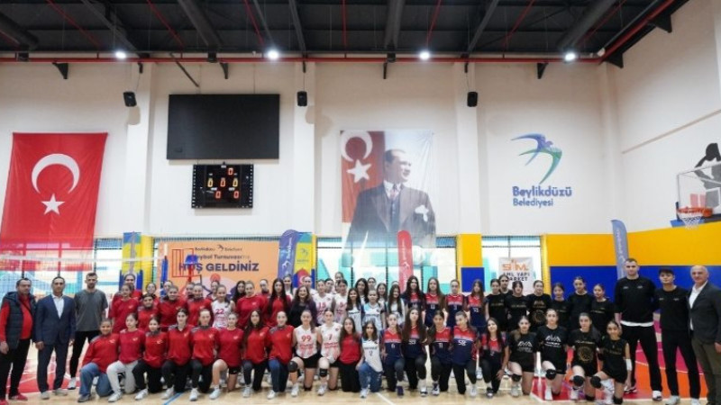 BEYLİKDÜZÜ BELEDİYESİ VOLEYBOL TURNUVASI BAŞLADI