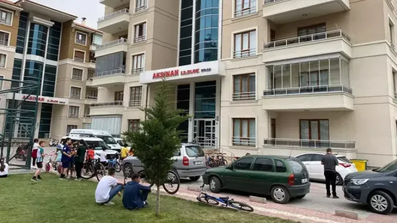 Çocuklarının gözü önünde eşini öldürüp başında bekledi