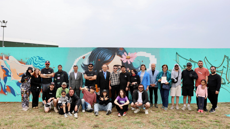 KÜÇÜKÇEKMECE GRAFFİTİYLE RENKLENDİ