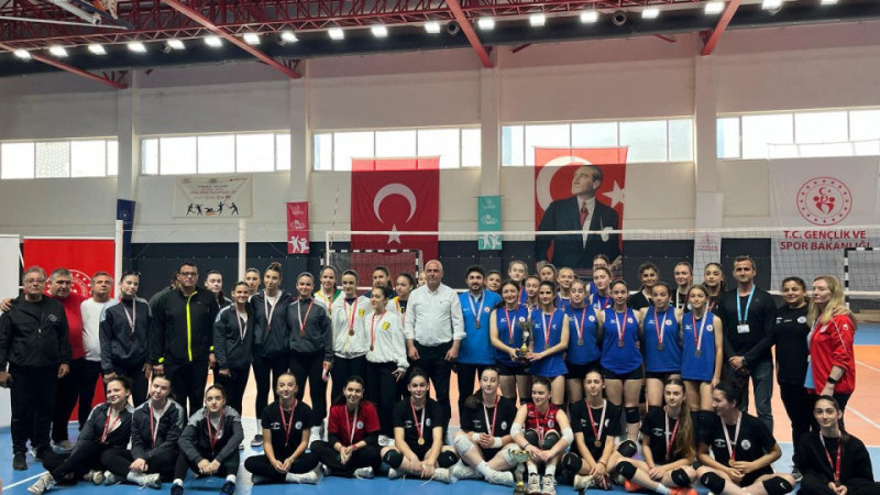 Gençler Firizbi ve Voleybol Alanında Yeteneklerini Sergiliyor