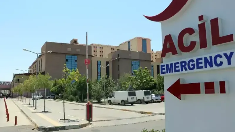 Uyuyan çocuklarını bıçaklayıp kendini ağır yaraladı