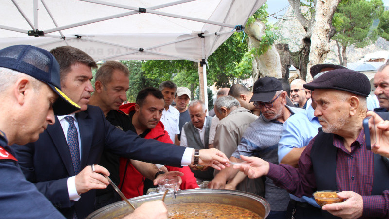 Amasya'da vatandaşlara bin 500 tabak aşure dağıtıldı