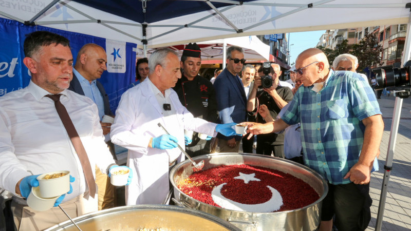 KÜÇÜKÇEKMECE BELEDİYESİ’NDEN BİNLERCE KİŞİYE AŞURE İKRAMI