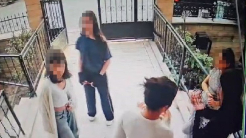 13,14 yaşında kız çocukları ellerinde bıçak ile kız arkadaşlarının kapısına dayandı
