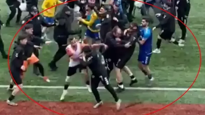Futbol sahası ringe döndü, tam 24 kırmızı kart