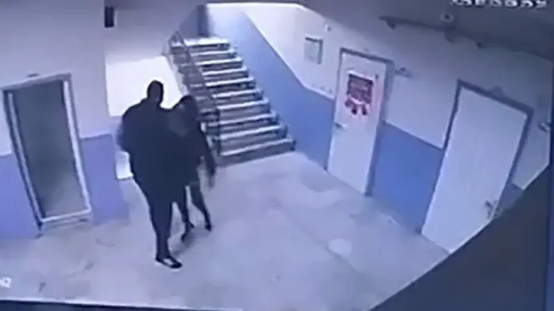 Otizmli öğrenciyi merdivenden fırlattı