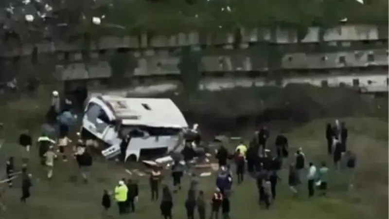 Esenyurt'ta kadın işçileri taşıyan otobüs devrildi