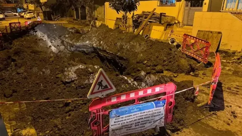 İstanbul'da yol çöktü