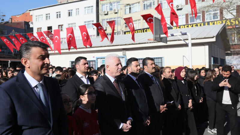 İSTANBUL VALİSİ DAVUT GÜL KÂĞITHANE’DE ÖĞRENCİLERLE BİR ARAYA  GELDİ