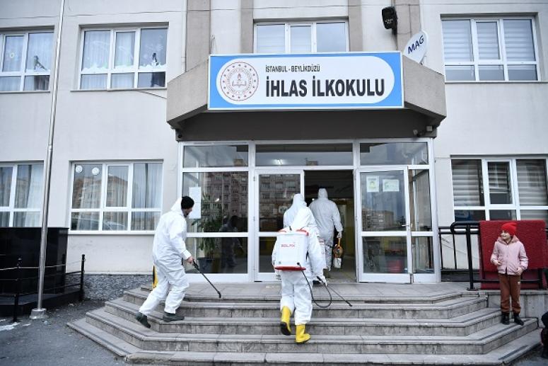 OKULLARDAKİ DEZENFEKSİYON ÇALIŞMALARI TİTİZLİKLE YÜRÜTÜLÜYOR